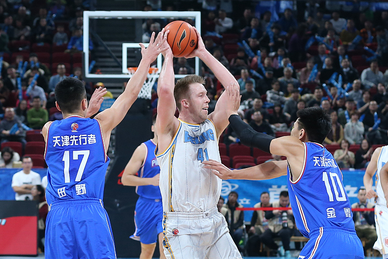 体育直播摔跤淘汰赛掀起高潮，皖江旋风队绝杀渝州麒麟队，老将里程碑之夜——外援联手发威的简单介绍